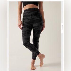 Athleta Size S Elation White & Gray Camo 7/8 Tight W/ Small Pocket